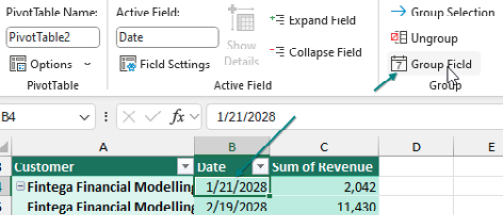 Выбор ячейки с датой в сводной таблице и команды 'Группировать поле' на вкладке 'Анализ сводной таблицы'.