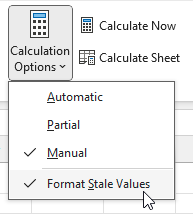 Выпадающий список Параметры вычислений на вкладке Формулы предлагает режимы: Автоматически, Частично и Вручную. Новая опция внизу называется Форматировать устаревшие значения.